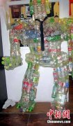吉林90后男孩制作塑料瓶变形金刚(组图)