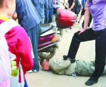 女子制服入室行窃小偷脚踩在地引热议(图)