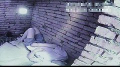 患病男子从医院出走睡进狗棚(图)