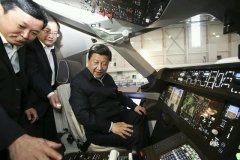 习近平体验C919客机样机