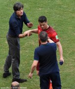 勒夫挖完鼻屎主动握手 C罗嫌弃赶紧甩手