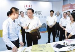 李克强花106元买下创业大学生4件创意品(图)