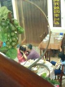 川美“强吻女生”副教授：我单身 不在意那破事